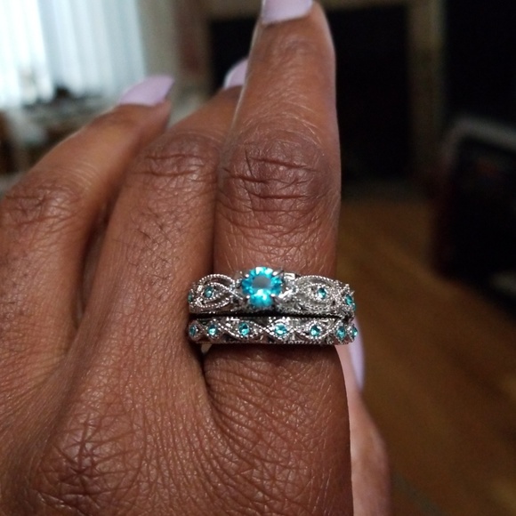 BEAUTIFUL ENGAGEMENT RING - Picture 1 of 5